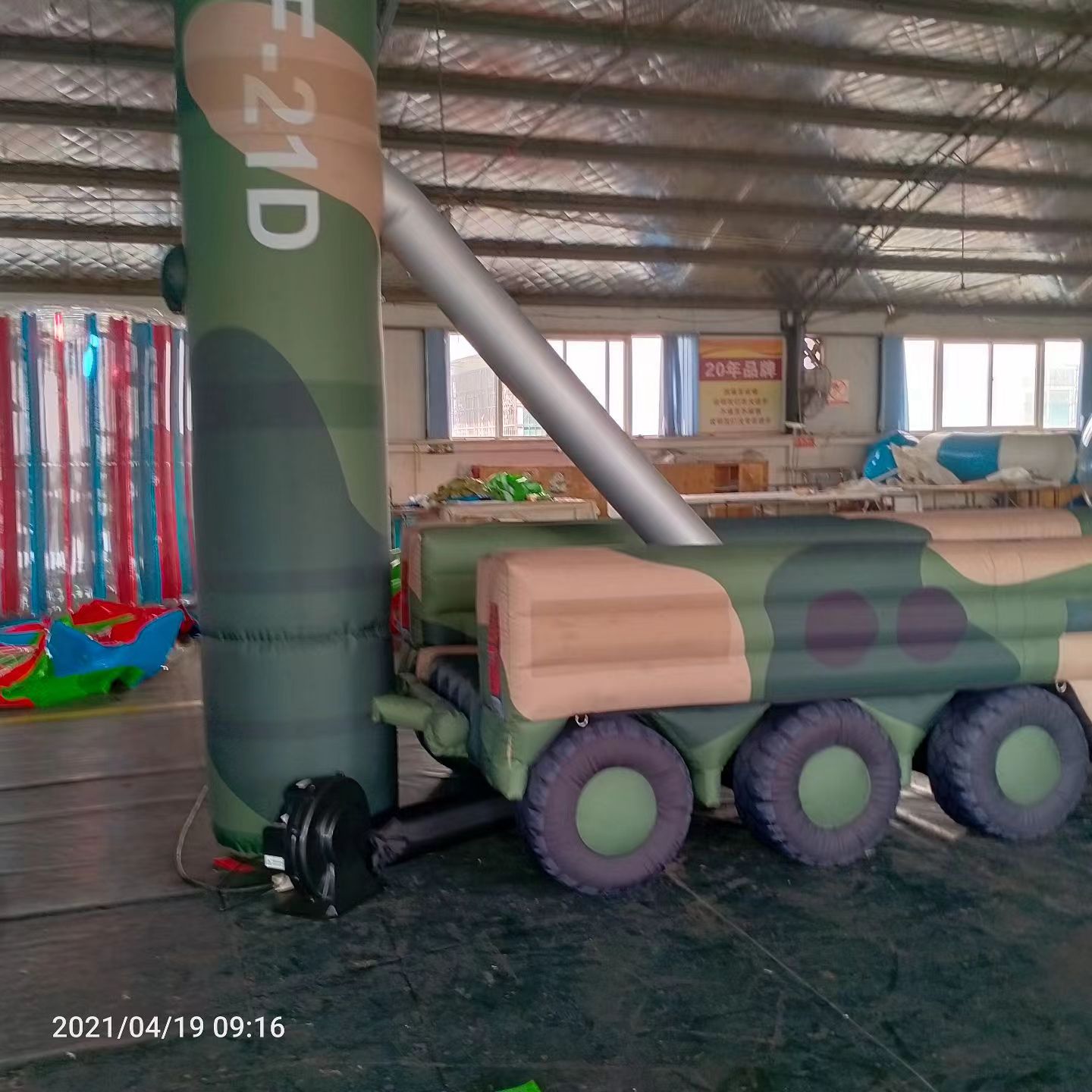 安宁军事演习中的充气目标车辆：模拟发射车雷达车坦克飞机